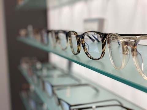 How should optometrists and opticians be reacting to shifting trends?